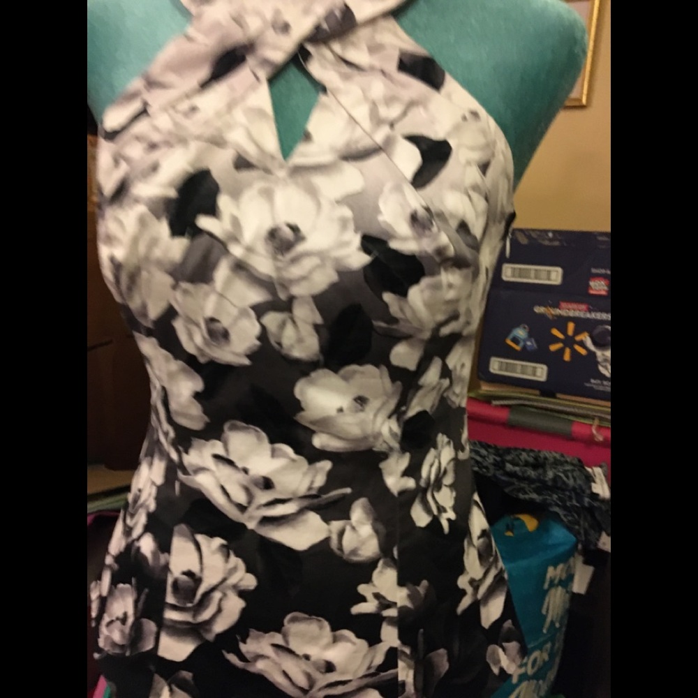 White House Black Market Sleeveless cutout top B & W Floral Hombre Style